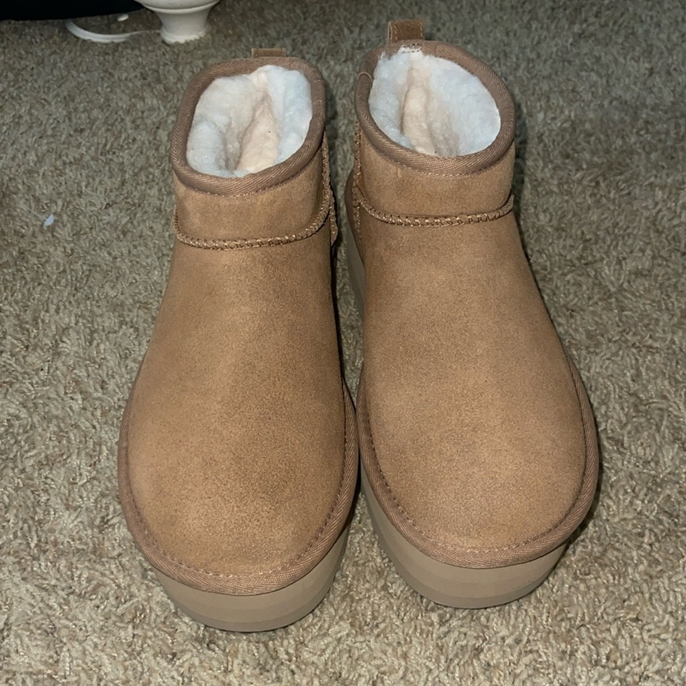 Selling these cute classic ultra mini platform Uggs! Size 8.